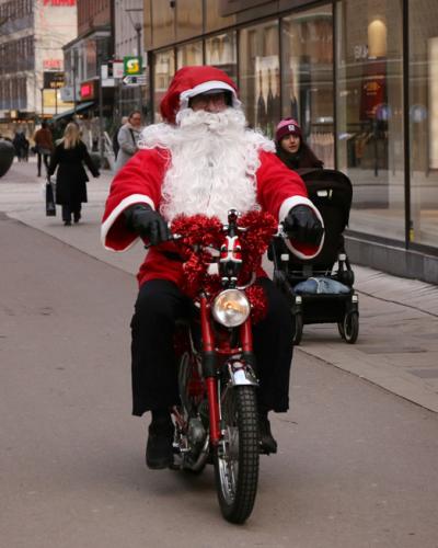 Tomte på moped