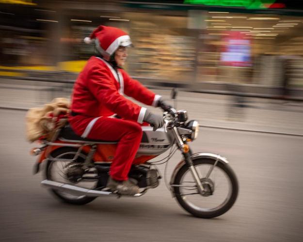 Tomtar på moped i Västerås