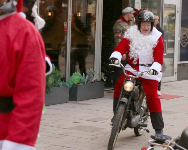 Tomtar på moped i Västerås är ett återkommande julevenemang där mopedgänget är klädda som tomtar och kör veteranmopeder