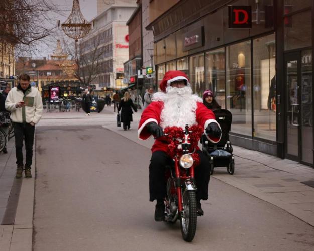 Tomtar på moped i Västerås är ett återkommande julevenemang där mopedgänget är klädda som tomtar och kör veteranmopeder
