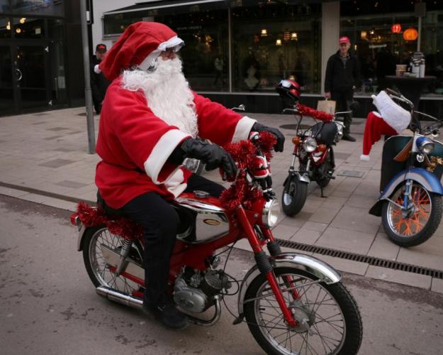 Tomtar på moped i Västerås