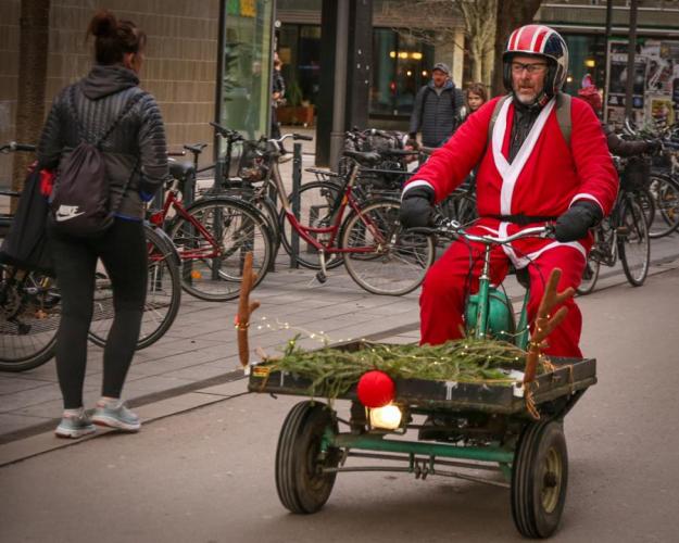 Tomtar på moped i Västerås