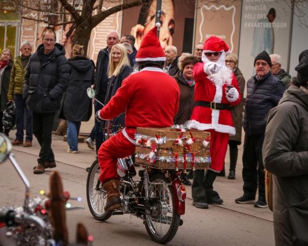 Tomtar på moped i Västerås