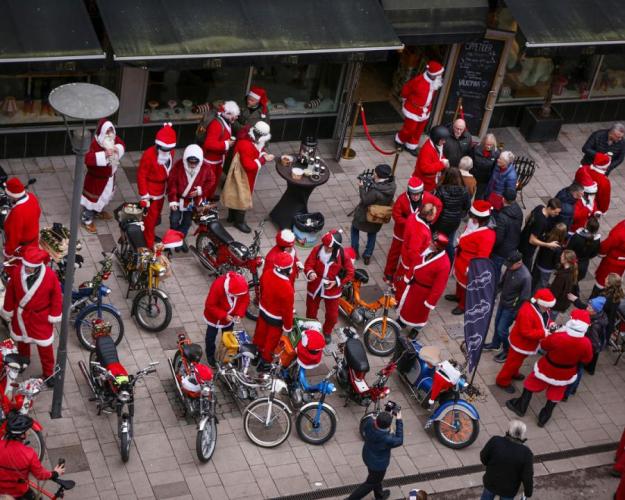 Tomtar på moped i Västerås