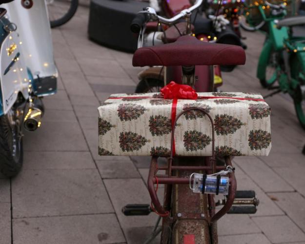 Tomtar på moped i Västerås