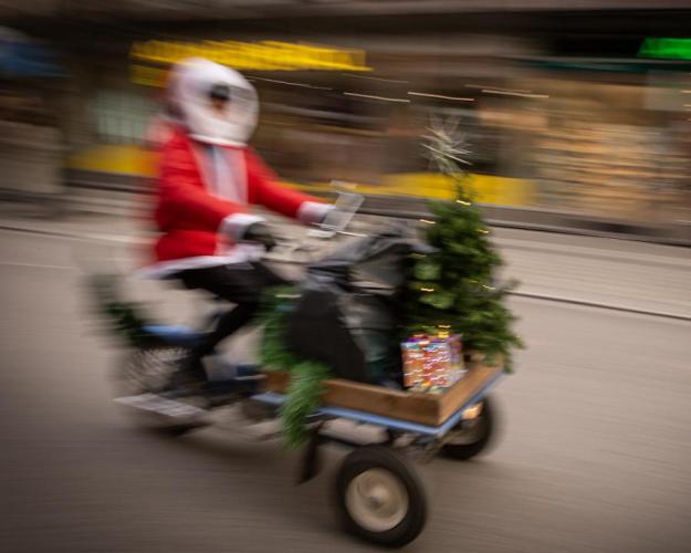 Tomtar på moped i Västerås