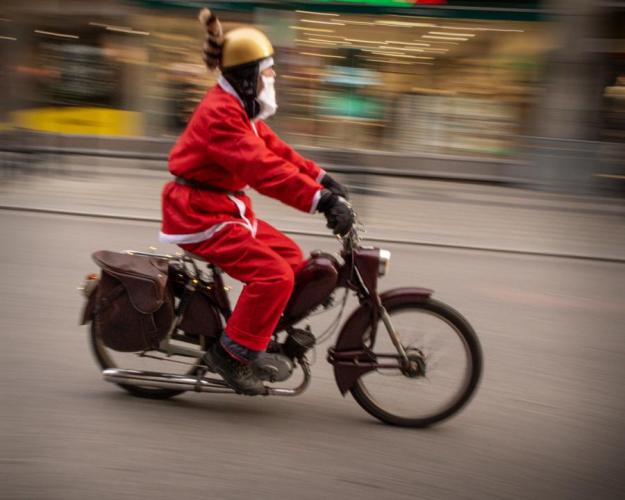 Tomtar på moped i Västerås