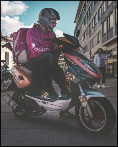 Budmoped i rött i Västerås