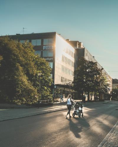Kvinna i motljus