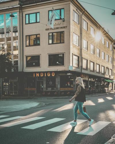 Kvinna vid övergångsställe